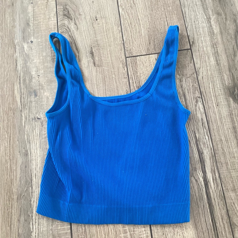 The is a Blue Faded Rose Essentials tank top in a size large